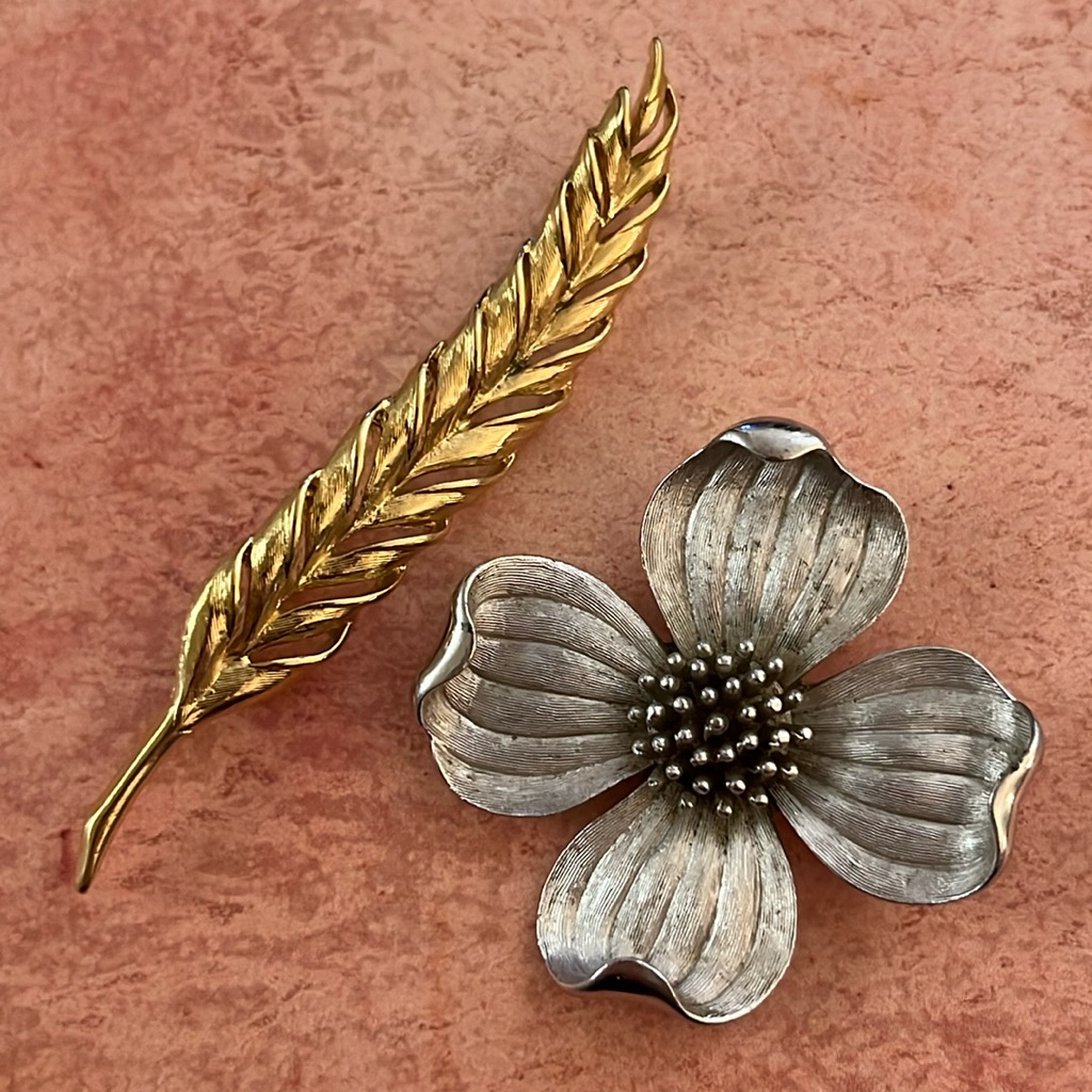 Pair Of Vintage Crown Trifari Brooches- Silvertone Dogwood Flower Goldtone Wheat 45$